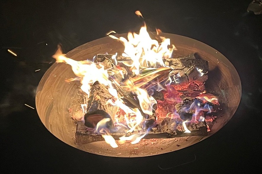 Feuer in der Natur als Teil des Auszeit Retreats in Morschach