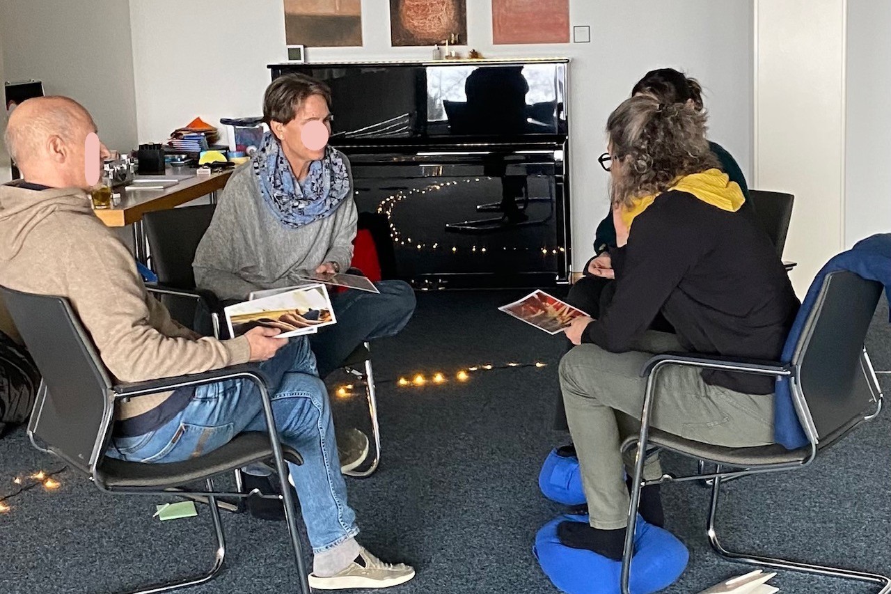 Persönlicher Austausch und Reflexion in der Gruppe beim Auszeit Retreat