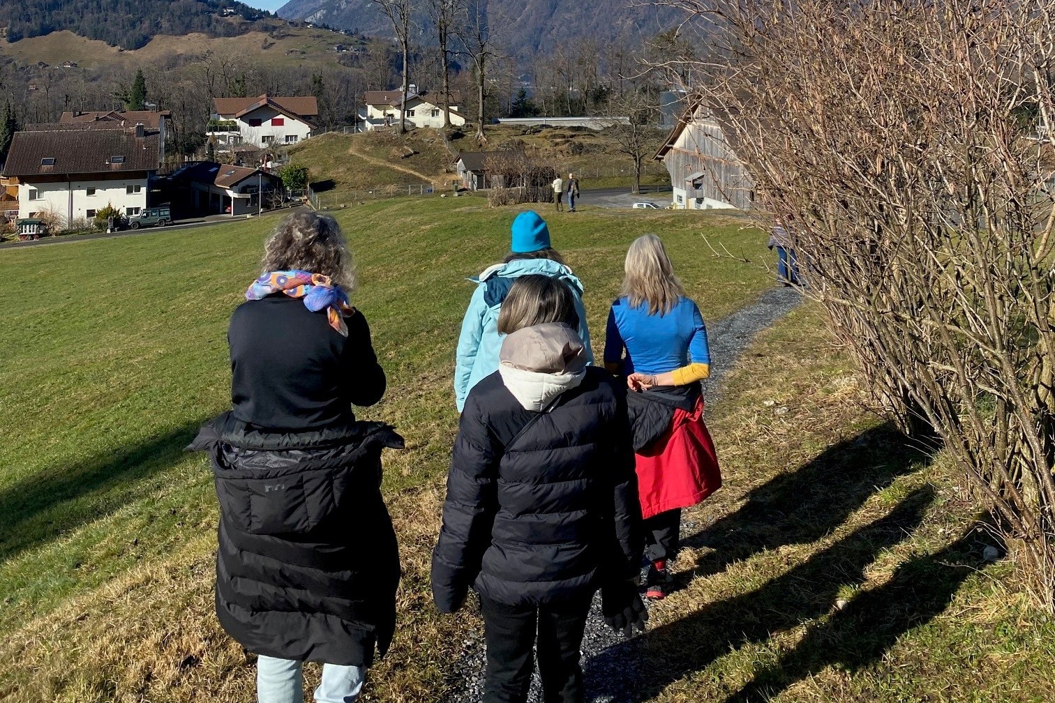 Teilnehmende des Auszeit Retreats von Sonja Blattner bei einem Spaziergang in der Natur